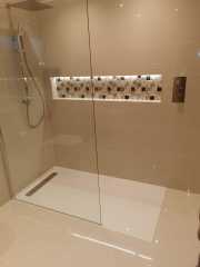 Large bathroom shower with statement tiled illuminated niche - Thomson Properties