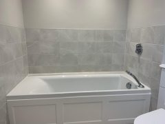 Panelled bath with grey tiles - Thomson Properties