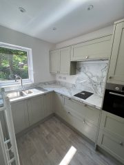 Grey-shaker-style-kitchen-with-marble-wall-tiles-and-grey-flooring-Thomson-Properties